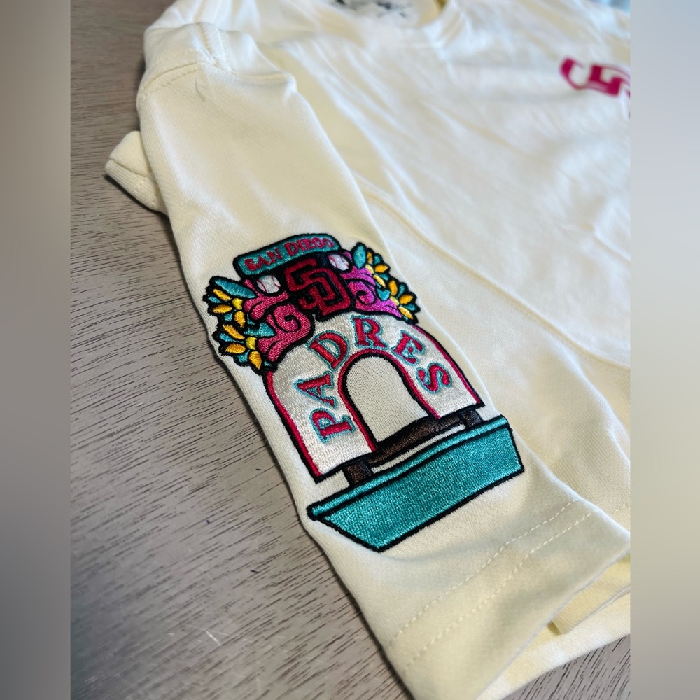 Limited edition: New Era Women’s Padres Mexico City shirt